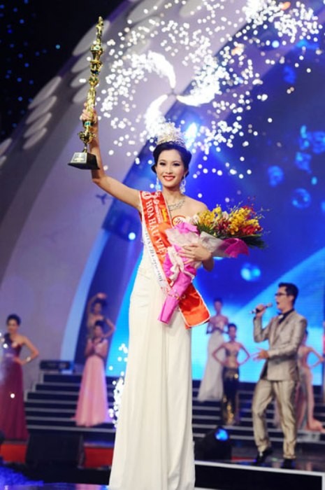 Hoa hậu Thu Thảo trong giây phút đăng quang